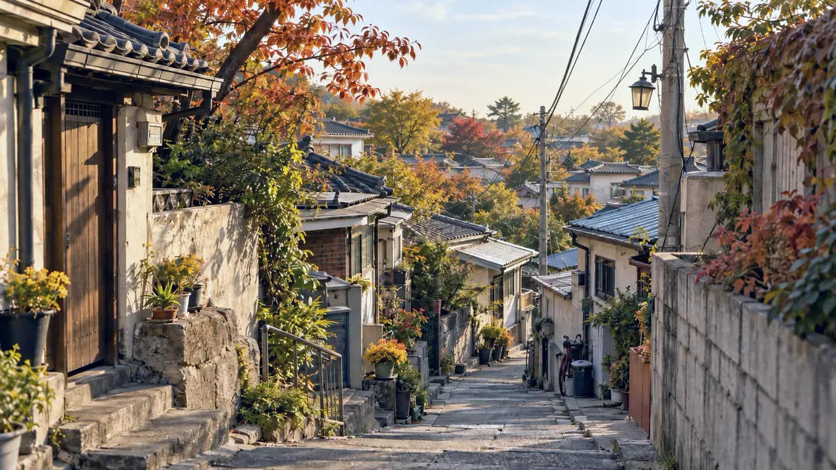 가을 단풍이 든 저층 주택가 골목 — 정비사업 구역 이미지 예시